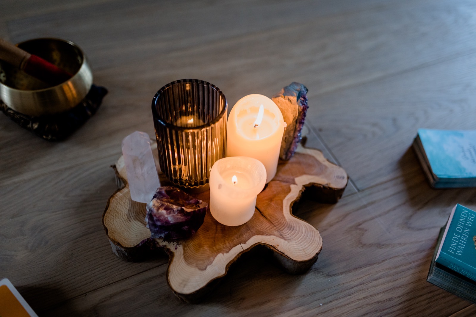 Altar mit Kakao, Kerzen und Kristallen